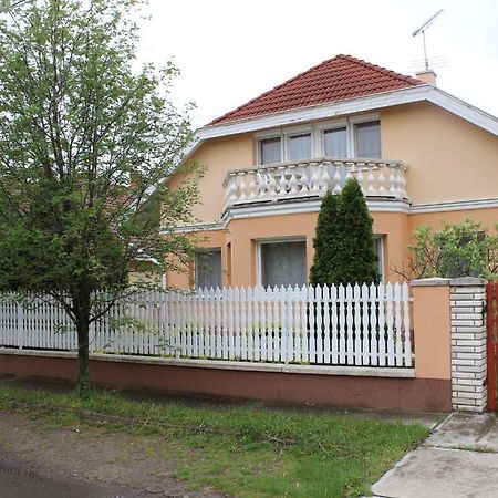Апартаменты Tulipan Vendeghaz Хайдусобосло Экстерьер фото