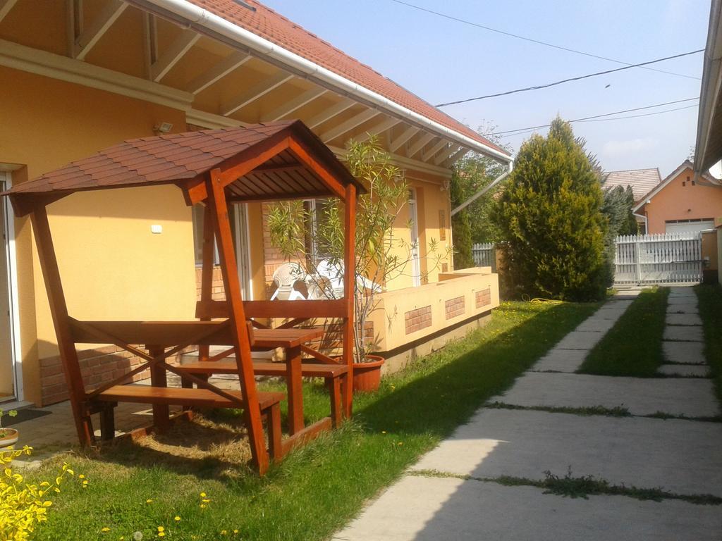 Апартаменты Tulipan Vendeghaz Хайдусобосло Экстерьер фото